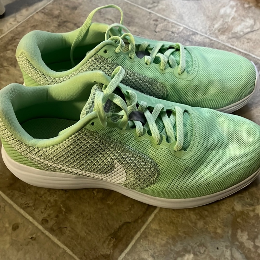 Nike Revolution Size 8